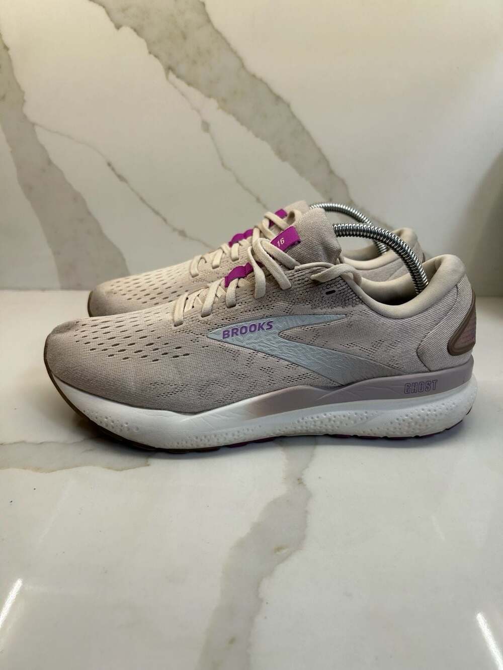 Brooks Women's Ghost 16 Running Shoe (Size: 10.5)